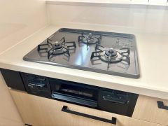 3種類の料理が同時に調理できる、3口ガスコンロ。忙しい夕食の支度時間が短縮できて効率よくお料理が楽しめます。