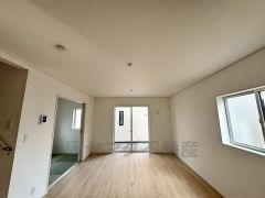 大きな窓は一日中光を取り込み、明るい空間を作ってくれます