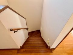 日中でも暗くなりがちな階段には、小窓を配置し採光も考えられたつくり＾＾手摺付きなので安全に上り下りできますね＾＾