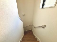 踏み場の広い手摺付き階段です。勾配も緩やかに設計されており、高齢の方でも安心できますね＾＾