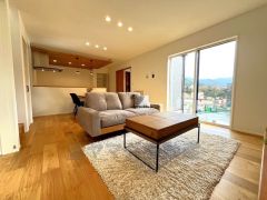 同仕様写真。現況と異なる場合は現況を優先します。おしゃれなキッチンを中心とした開放的なリビング。