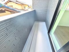 陽当たりの良いバルコニーです。お洗濯やお布団干しはもちろん、日光浴スペースにも。足元は防水工事施工済です。