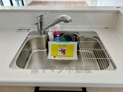 大きなお鍋も楽々洗える幅の広いシンクです＾＾ステンレスシンクなので簡単にお掃除できますよ。洗剤やスポンジもすっきりできる収納付き。