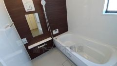 1日の疲れを癒すくつろぎのバスルーム。足を伸ばしてもゆったりと入れるサイズです。お子様と一緒にお風呂に入っても狭くないですね^^