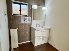 三面鏡にハンドシャワー付きで使いやすい洗面台です＾＾鏡裏と洗面ボウル下に収納付きの洗面台なので、整理整頓ができスッキリと使えます＾＾