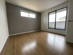 8帖。主寝室としてお使いいただけそうなこちらのお部屋は、日当たりが良く、爽やかな風を感じて起きる朝は、快適生活の始まりに。
