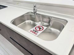 大きなお鍋も楽々洗える、幅が広いシンク。 洗剤や石鹸、スポンジもすっきりできる収納付き。浄水器が一体化した水栓シャワーが付いているので、節水効果もありますね＾＾