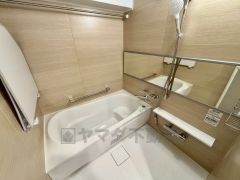 1日の疲れを癒すくつろぎのバスルーム。足を伸ばしてもゆったりと入れるサイズです。お子様と一緒にお風呂に入っても狭くないですね＾＾