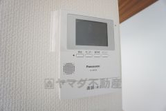 防犯性もばっちり、TVモニター付きインターホン完備。大きなモニターで玄関先を確認できます。録画機能が付いているので不在時の訪問者も確認できて安心です＾＾
