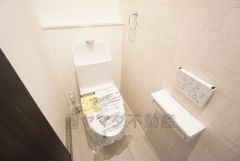ウォシュレット付きトイレです。1階2階の2ヶ所にトイレがあるので、忙しい朝にもゆとりができますね＾＾