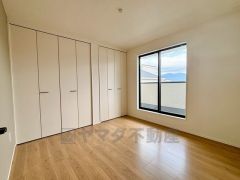 バルコニーに面していて日当たりがよく、寝室としての利用もおすすめです＾＾