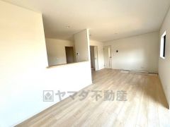 家族が集まる開放的なリビング。思い思いの時間を過ごしたり食事をしたり、素敵な団らんの場になりますね。