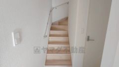 日中でも暗くなりがちな階段には、小窓を配置し採光も考えられたつくり＾＾手摺付きなので安全に上り下りできますね＾＾