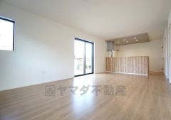 同仕様写真。現況と異なる場合は現況を優先します。おしゃれなキッチンを中心とした開放的なリビング。お友達や親せきをお招きするのも楽しみです＾＾