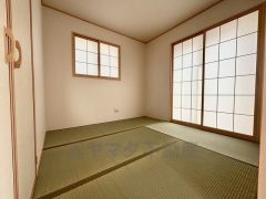 リビングの横には4.5帖の和室。洋の中に和のテイストがあるおしゃれな物件です。