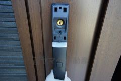 同仕様写真。かざすだけで開閉できる、タッチキー採用の玄関。お買い物帰りで、両手がふさがってきても簡単に中に入れます＾＾