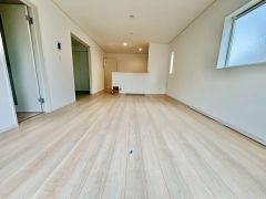おしゃれなキッチンを中心とした開放的なリビング。お友達や親せきをお招きするのも楽しみです＾＾