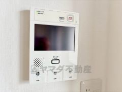 防犯性もばっちり、TVモニター付きインターホン完備。大きなモニターで玄関先を確認できます。録画機能が付いているので不在時の訪問者も確認できて安心です＾＾