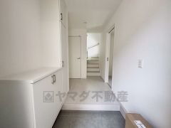 採光の良い明るい玄関です。