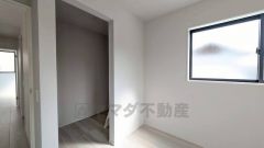 ウォークインクローゼット付き＾＾ お洋服好きな方や衣装持ちの方にもおすすめです。すっきりと整理整頓でき気持ちよく過ごせますね＾＾