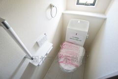 温水洗浄機付トイレです。トイレは2ヶ所設けられているので、来客時にも気兼ねなく使えますね。小窓付きで換気も出来ます。