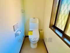 ウォシュレット付きトイレです。1階2階の2ヶ所にトイレがあるので、忙しい朝にもゆとりができますね＾＾