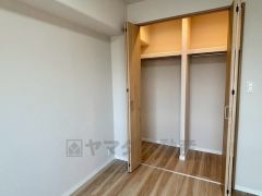 全居室収納付き。 ボックスを置いて枕棚を活用してたっぷりと収納できそうです＾＾ お洋服好きや衣装持ちでも広々使えてうれしいですね。