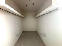 大容量のウォークインクローゼット。季節ごとのお洋服全てを収納できるので、衣替えも楽になりますね。