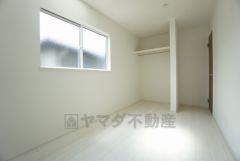 暖かい日差しが差し込む洋室。たっぷり収納できるクローゼット付きでお部屋の中をすっきりと快適に保てます。