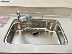 大きなお鍋も楽々洗える幅の広いシンクです＾＾ステンレスシンクなので簡単にお掃除できますよ。洗剤やスポンジもすっきりできる収納付き。