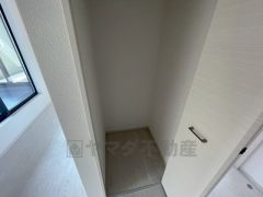 2階の廊下にも収納を確保。各居室に入りきれなかった荷物や、2階で使用する日用品のストック置き場に便利です。