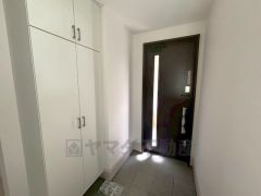 採光の良い明るい玄関です。