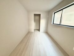 大容量のウォークインクローゼット付き。季節ごとのお洋服全てを収納できるので、衣替えも楽になりますね＾＾