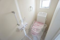 ウォシュレット付きトイレです。1階2階の2ヶ所にトイレがあるので、忙しい朝にもゆとりができますね＾＾
