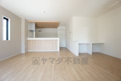 窓から光が差し込む明るいダイニングです＾＾ キッチン上部は折下げ天井のアクセントクロスでお洒落な空間です＾＾