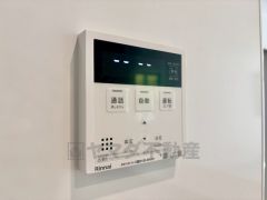 キッチン横からお湯張り、追い炊き、足し湯がボタン一つで楽々操作できる給湯機リモコンです＾＾忙しい夕飯の準備の時間帯に重宝しますね。