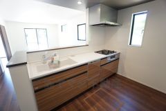 収納も、作業スペースも広々と設けられた使いやすいシステムキッチンです＾＾カウンターキッチンなので、ご家族と会話をしながら楽しくお料理ができます＾＾