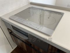 お手入れのしやすいIHクッキングヒーターです。3口コンロなので、効率よくお料理が楽しめます。毎日のお料理も楽しくなりますね＾＾