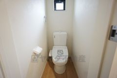 1階2階の2ヶ所にトイレがありますので、忙しい朝にも家族に気を使わず、ゆとりが生まれますね＾＾ 小窓付きで換気する時に便利です＾＾