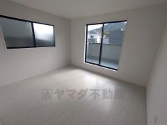 寛ぎの時間を紡ぎだす主寝室は、大型ベッドを置いても余裕の広さを確保しています。