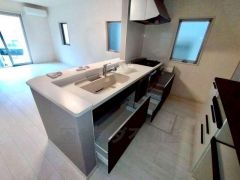 収納も、作業スペースも広々と設けられた使いやすいシステムキッチンです＾＾カウンターキッチンなので、ご家族と会話をしながら楽しくお料理ができます＾＾