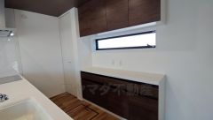 キッチンの背面には大型のカップボードが設置されています。食器収納としてはもちろん、作業台や家電置き場としても使えます。