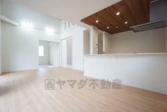 リビングは広々とした設計で、家族が集い、寛ぐ暮らしの空間を演出しています。