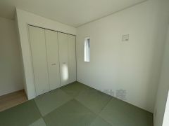 リビングからの続き間として6帖の和室をご用意しました。普段はリビングとつなげて開放的なスペースとして。来客時には客間としてお使いいただけます。