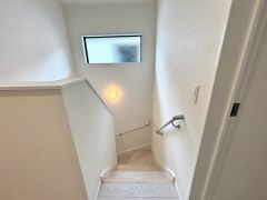 日中でも暗くなりがちな階段には、小窓を配置し採光も考えられたつくり＾＾手摺付きなので安全に上り下りできますね＾＾