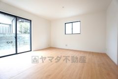大きな窓のあるリビングは、陽光あふれる明るい空間です。居心地良く、ご家族皆がゆったり寛げる憩いの空間となりそうです。