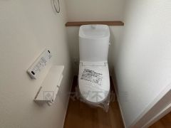 温水洗浄機付トイレです。節水機能もあるので、安心して使えますね。もちろん、1階2階の2ヶ所にトイレがあるので、忙しい朝にもゆとりができますね。