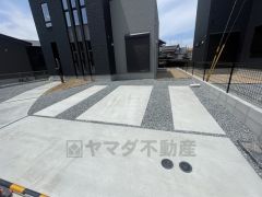 駐車スペースはゆとりある2台分を確保。マイカー用に、お客さま用に、余裕を持ってご利用いただけます。