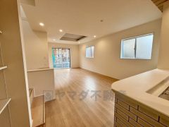 大きな掃き出し窓のあるリビングは、陽光あふれる明るい空間です。ゆったりと寛げる憩いの場となりそうです。