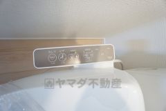 温水、暖房、ウォシュレット付の高機能トイレです。